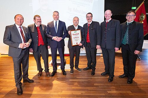 Die Führungsriege des TLFAB mit Bundeskanzler Karl Nehammer, LH-Stv. Josef Geisler und Ehrenzeichenträger Ing. Helmut Lang (Foto: Glaser Jakob, ÖVP)