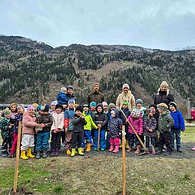 Gemeinschaftsprojekt: BÄUME PFLANZEN FÜR DIE ZUKUNFT MIT DEM KINDERGARTEN AINET