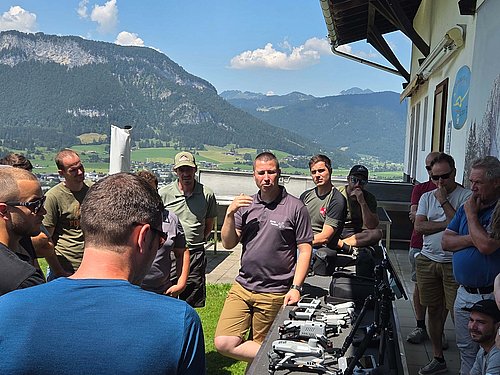 Die Drohnen-CE-Kennzeichnung (C0, C1, C2, C3 und C4) bestimmt darüber, wo und wie mit einer Drohne geflogen werden darf, insbesondere in welchem Abstand zu Menschen.