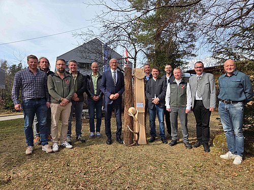Generalversammlung der Waldaufseher und Forstwarte Tirols v.r.n.l. Mauro Pianaro (stv. Obmann der IG des Landesforstkorps Südtirol), Andreas Gleirscher (Präsident LAK), Simon Klotz (Obmann-Stv. Waldaufseher), Johannes Schwaighofer (Kammerdirektor, LAK), Anton Rieser (Obmann Waldaufseher), Harald Oblasser (Landesforstdirektor), Anton Mattle (Landeshauptmann von Tirol), Norbert Simma (Obmann der Vorarlberger Waldaufseher), Elmar Halbeis (WA-Vertreter), Andy Hofmann (Schriftführer Waldaufseher), Martin Jörg (WA-Vertreter), Hannes Sandbichler (Kassier Waldaufseher)