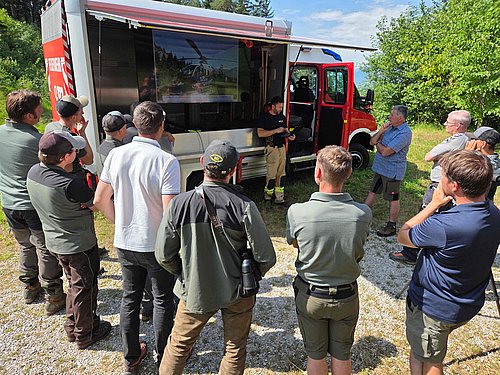 Feuerwehrkommandant Bernhard Fischler erklärt den Ablauf des Einsatzes