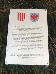 An der Infotafel beim Baum findet man einige interessante Infos zur Gemeinde Längenfeld