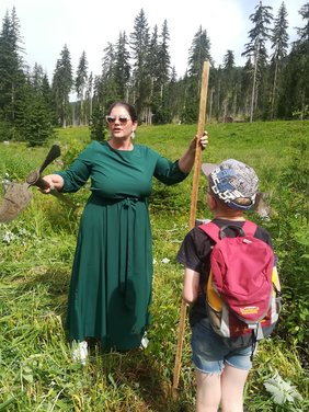 Bezirkshauptfrau Olga Reisner verpflockt einen jungen Kirschbaum